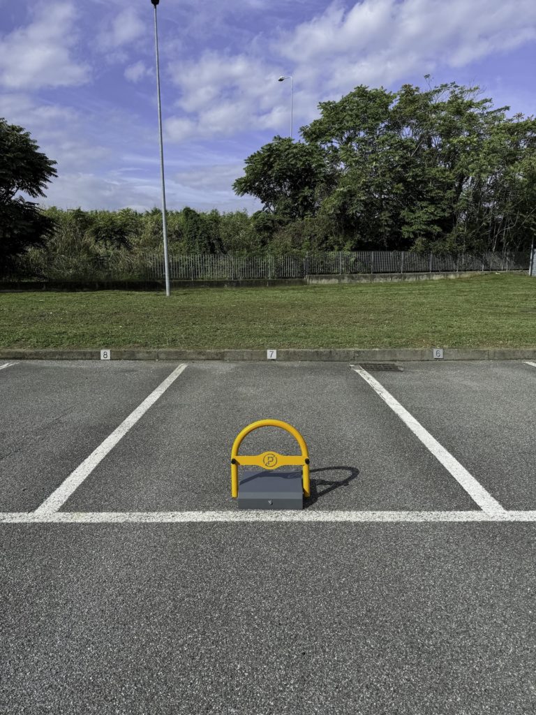 Ángulo 3 La Parking Barrier es una barrera de estacionamiento automática, diseñada para garantizar la protección y reserva de su plaza de aparcamiento.